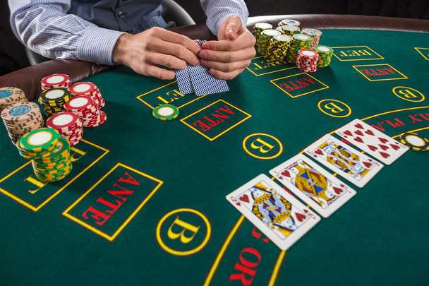 Gros plan du joueur de poker avec des cartes à jouer et des jetons
 - Photo, image