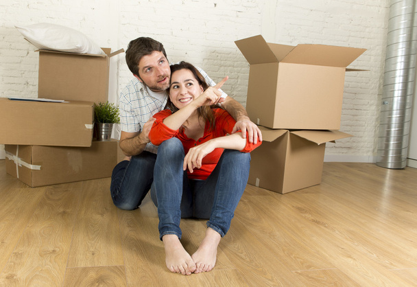 casal feliz sentado no chão comemorando se movendo em nova casa plana ou apartamento
 - Foto, Imagem