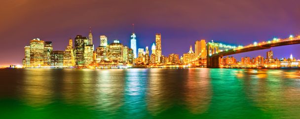 Manhattan skyline en brooklyn brug bij nacht. - Foto, afbeelding