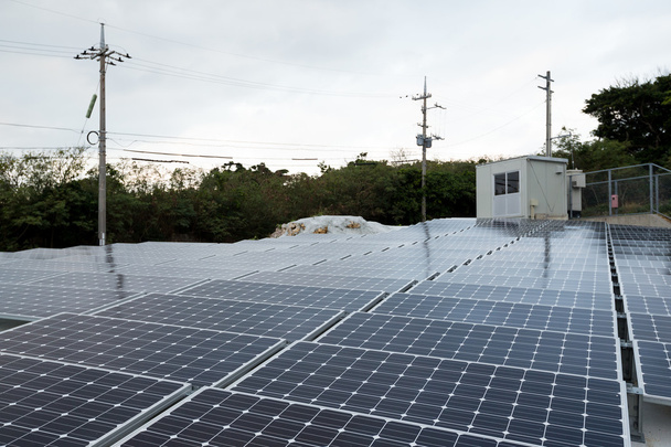 Paneles solares en la azotea del edificio
 - Foto, imagen
