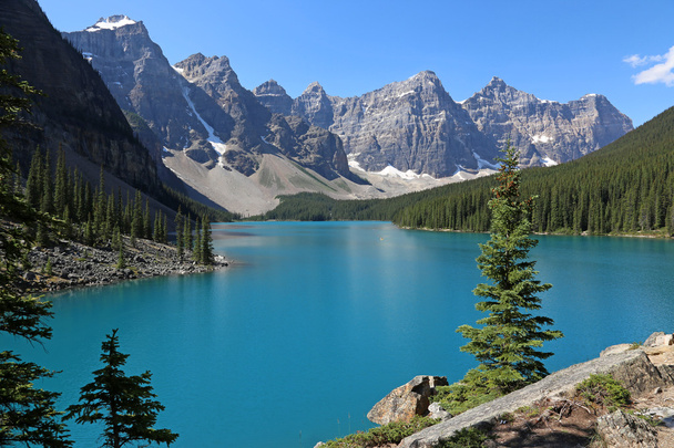 Θεαματική Moraine Lake, βρίσκεται στο εθνικό πάρκο Μπανφ, Αλμπέρτα, Καναδάς. - Φωτογραφία, εικόνα