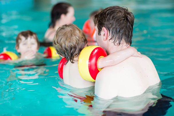 Giovane papà insegna ai suoi due piccoli figli a nuotare in casa
 - Foto, immagini