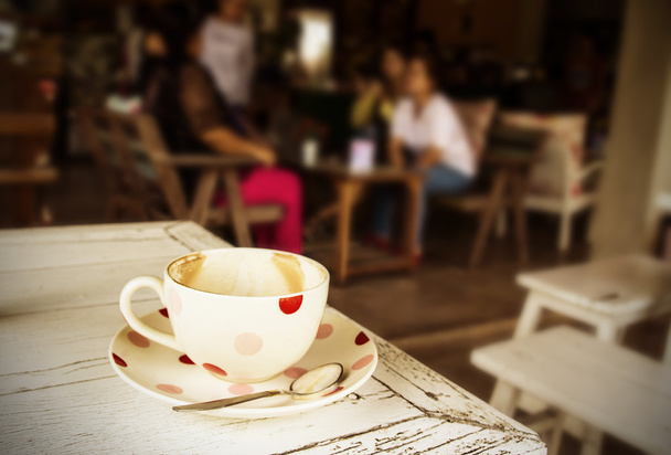 Kahvikupin valkoinen puinen pöytä kahvilassa
 - Valokuva, kuva