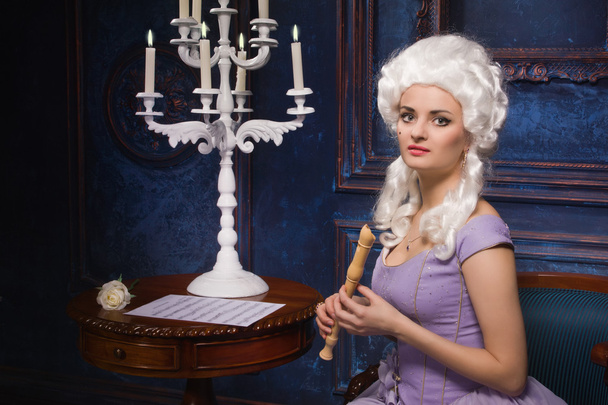 Mulher em estilo barroco histórico vestido e peruca branca com um reconhecimento
 - Foto, Imagem