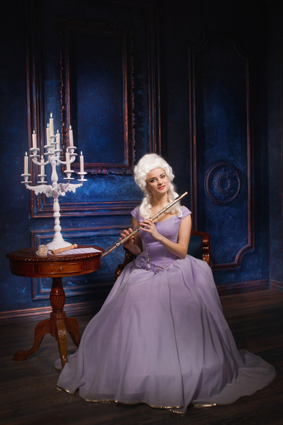 Femme en robe de style baroque historique et perruque blanche avec une flûte
 - Photo, image