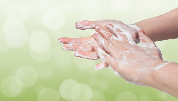 Πλύσιμο χεριών. Έννοια της υγιεινής. Bokeh πράσινο φόντο. - Φωτογραφία, εικόνα