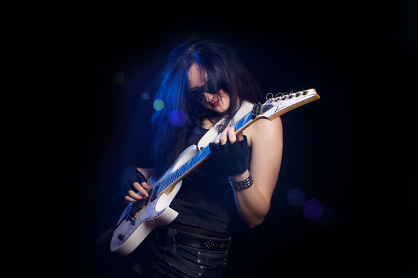 mode meisje met gitaarspel hardrock - Foto, afbeelding