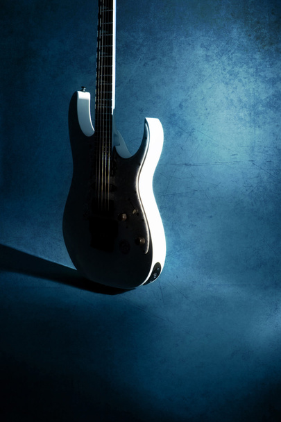gitara elektryczna w ciemności - Zdjęcie, obraz