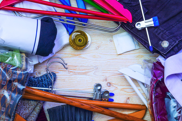 Kleidung und Kleiderbügel auf einem Regal in einem Rahmen - Foto, Bild
