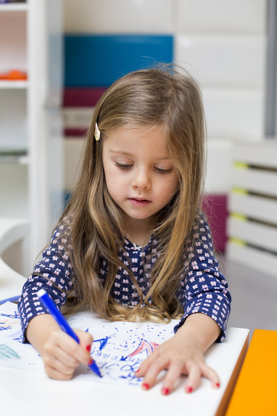 Meisje tekening op speelkamer - Foto, afbeelding