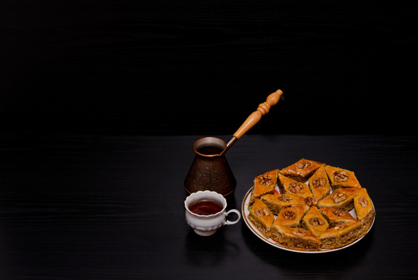Cezve, hrnek na kávu a talíř tradiční turecké sladká baklava - Fotografie, Obrázek