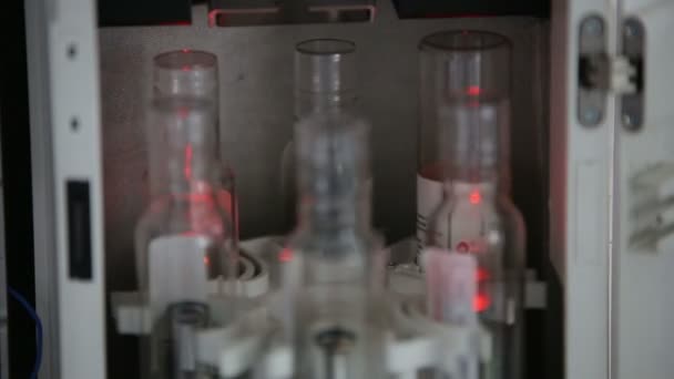 Matériau dans les tubes, équipement chimique
 - Séquence, vidéo