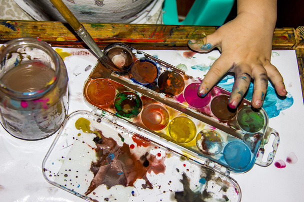 manos de niños en pintura
 - Foto, Imagen