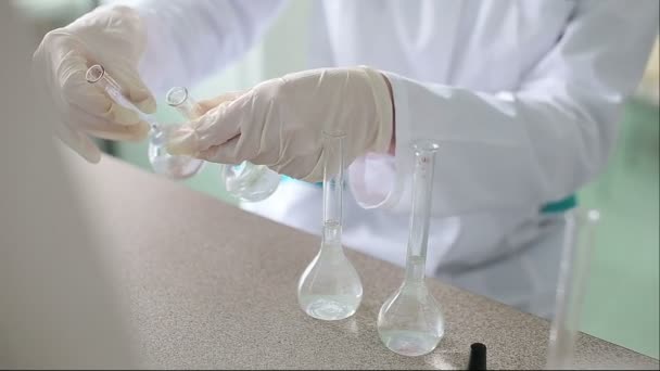 Onderzoeker werkt met vloeistoffen in chemisch laboratorium - Video