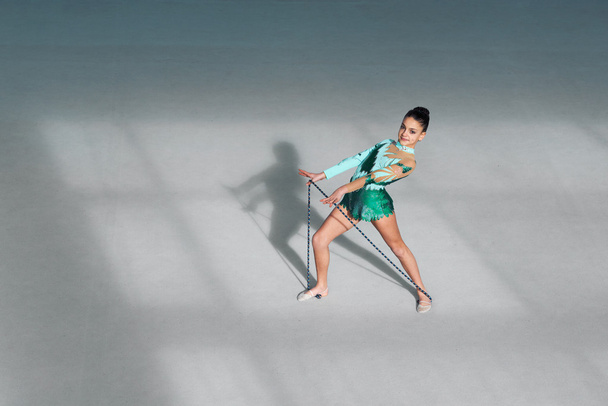 gymnaste en costume effectue des exercices avec corde
 - Photo, image