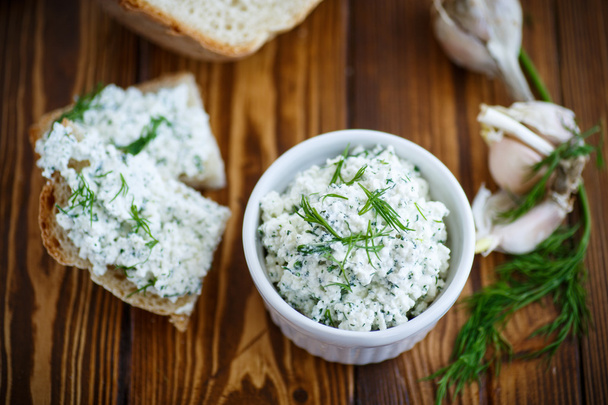 snack salty cheese with herbs - Foto, afbeelding