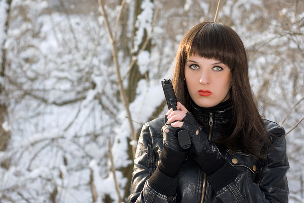 bir tabanca ile genç kadının portresi - Fotoğraf, Görsel