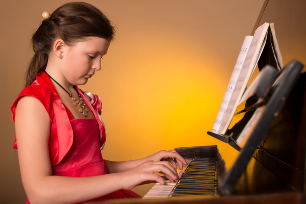 Zongorista. Zongorista. Lány játék zongora. - Fotó, kép