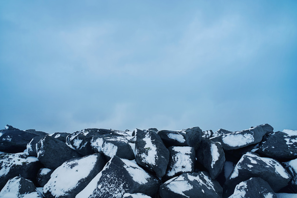 Karlı kayalar ve bulutlu temiz gökyüzü - Fotoğraf, Görsel