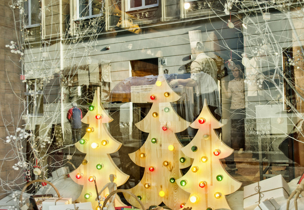 Decoração de árvore de Natal. Os confeiteiros trabalham para uma vitrine. Tempo de Natal
 - Foto, Imagem