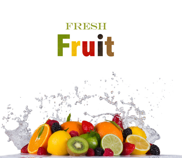 frisches Obst im Wasserspritzer auf weißem Hintergrund - Foto, Bild