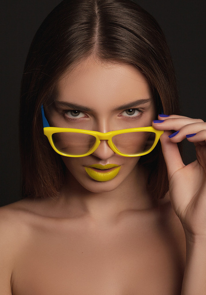 Beauty woman face portrait with yellow lips - Foto, Imagen