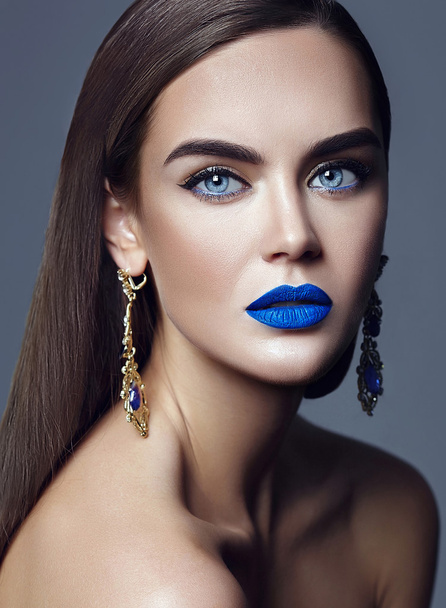 чувственный гламурный портрет красивой женщины модели леди с красочным макияжем с голубыми губами и ювелирными украшениями
 - Фото, изображение