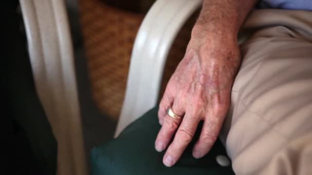 A close up shot of an elderly man's wedding ring on his right hand. - Filmmaterial, Video