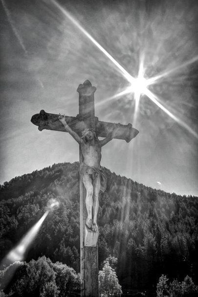 Jézus Krisztus keresztje, a napsütésben - Fotó, kép