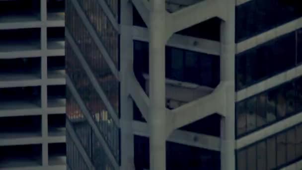 Een close-up, snel tilt shot van de Bank of America Plaza van onder naar boven. - Video
