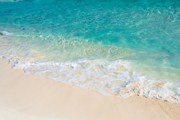 Vague douce de la mer turquoise sur la plage de sable fin. Somme naturelle
 - Photo, image