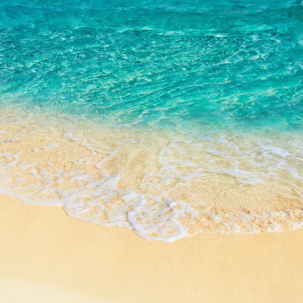 Puha hullám a türkizkék tenger, a homokos strandon. Természetes nyár. - Fotó, kép