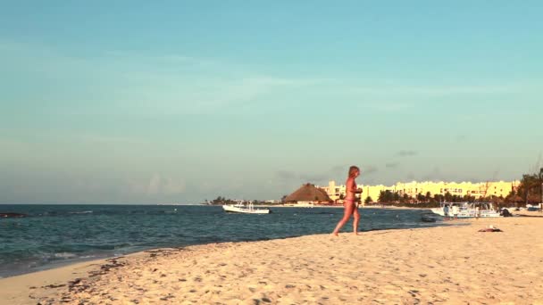 Static shot of women on the beach - Filmati, video