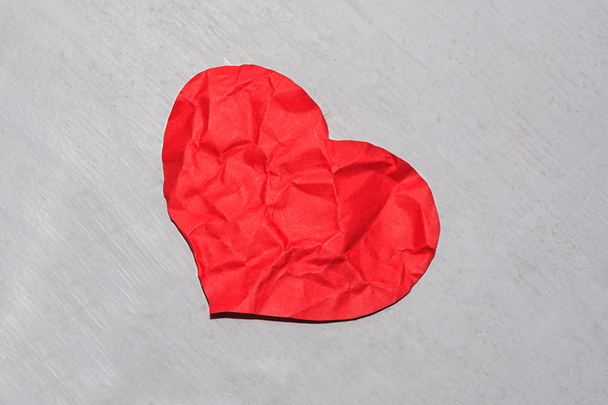 Crumpled red paper heart - Фото, зображення