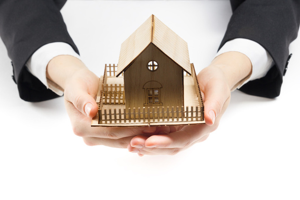 Ruce drží malý model domu. Real estate koncept - Fotografie, Obrázek