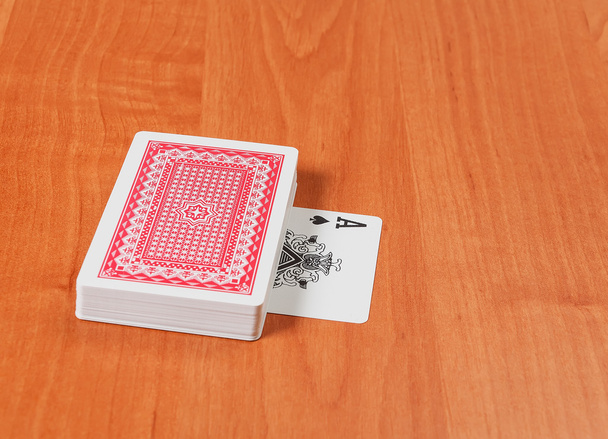 Старі ігрові картки на дерев'яному фоні
 - Фото, зображення