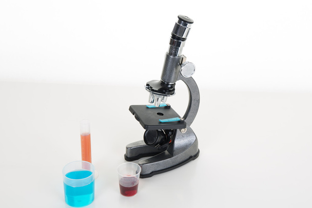 microscopio aislado en blanco
 - Foto, imagen