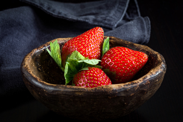 Organic strawberries in bowl - Foto, imagen
