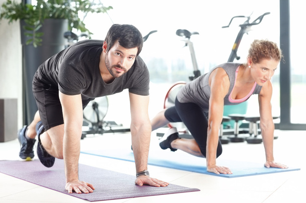 Man and a woman doing plank exercises - Foto, Imagem
