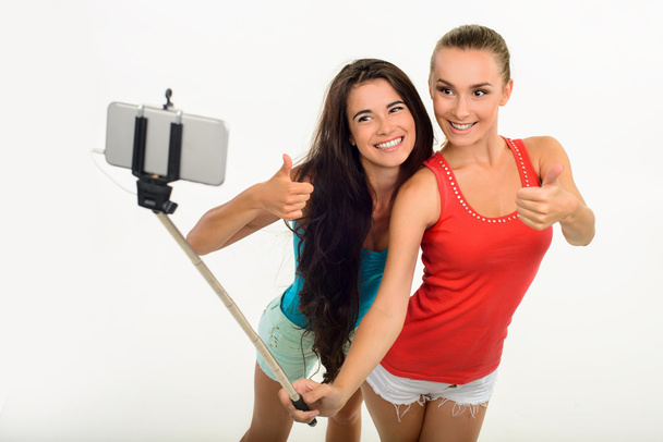 Bastante jóvenes amigas haciendo selfie con los dedos arriba
. - Foto, Imagen