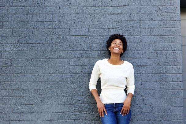 весела молода чорна жінка
 - Фото, зображення
