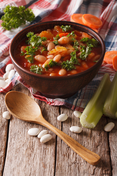 zuppa con fagioli, carote e sedano. verticale
 - Foto, immagini