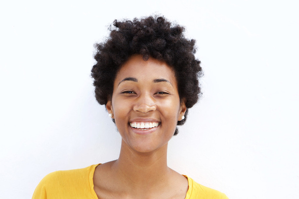 Mosolygó fiatal fekete nő - Fotó, kép