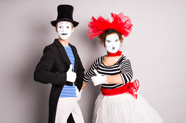 Két pantomimeseivel férfi és a nő. A koncepció a Valentin-nap, április bolondok napja - Fotó, kép