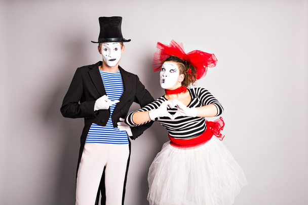 Dwóch mimów mężczyzna i kobieta. Pojęcie Walentynki, kwietnia Fools Day - Zdjęcie, obraz