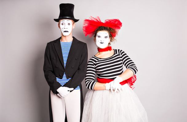 Retrato en la cintura de una divertida pareja de mimo con caras blancas. El concepto de Día de San Valentín, Día de los Inocentes
 - Foto, imagen