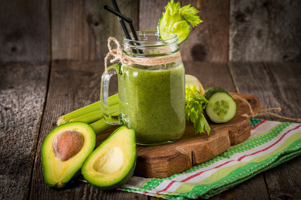 Healthy green juice smoothie with straw  - Foto, imagen