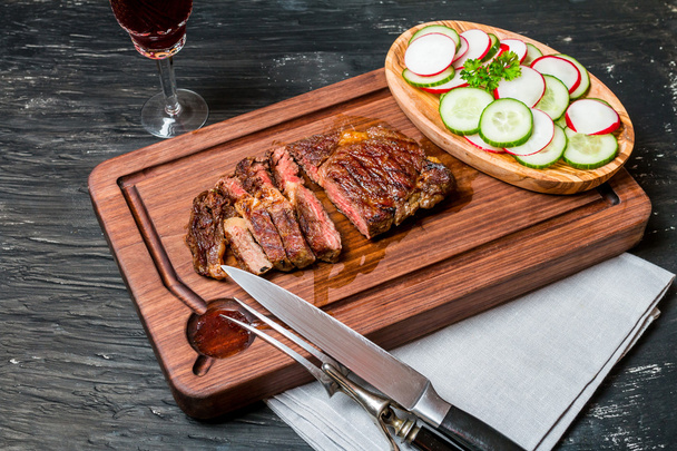 Нарізаний середній рідкісний смажений яловичий стейк Рібей
 - Фото, зображення