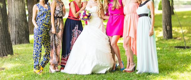 スタイリッシュなブライドメイドは花嫁と楽しい時を過す - 写真・画像