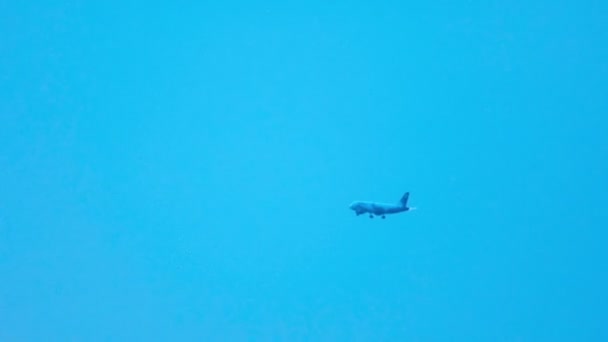 un aereo che vola nel cielo blu - Filmati, video